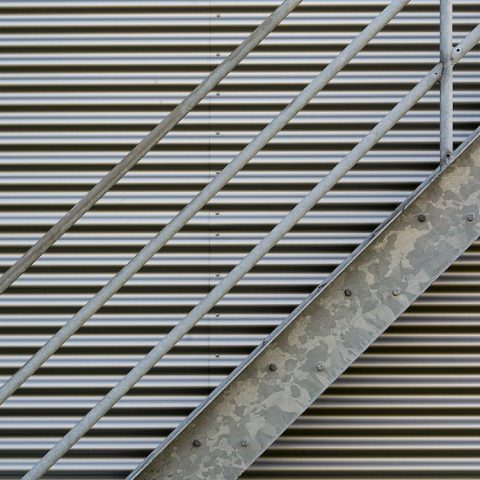 Konstruksi menggunakan Besi